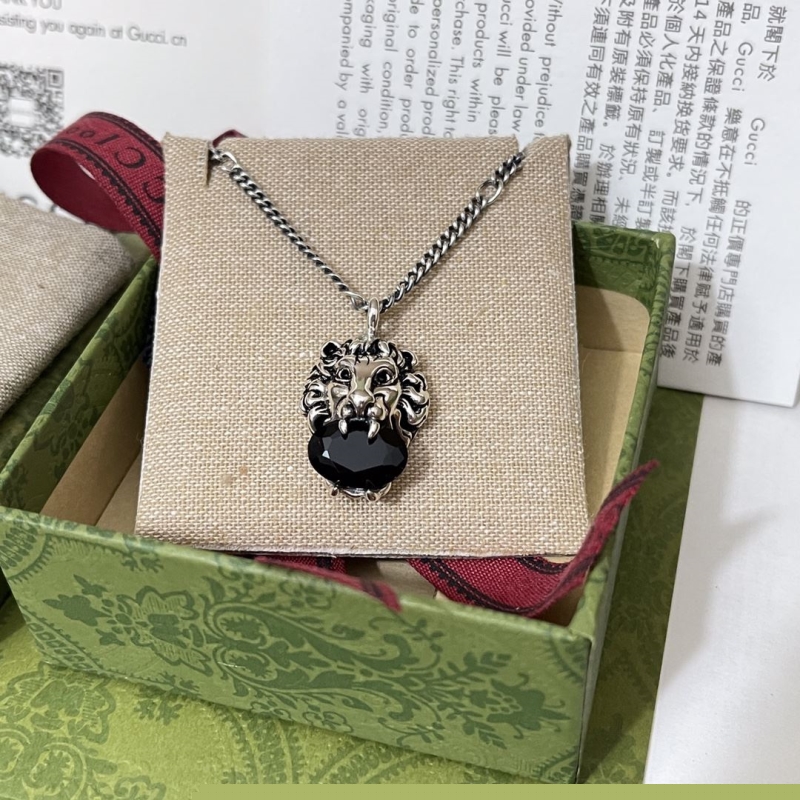 G*u*i necklaces